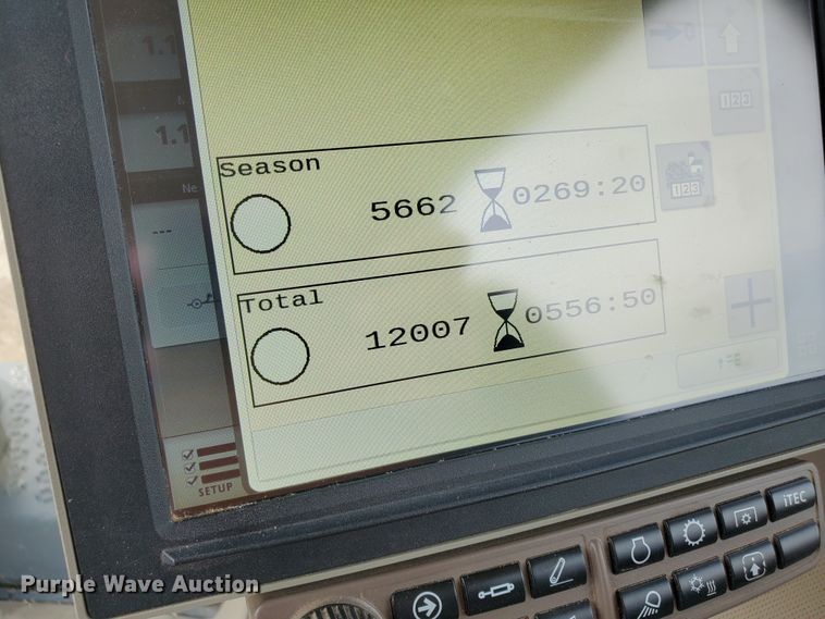 image for item GX9942 2014 John Deere 569 Premium round baler