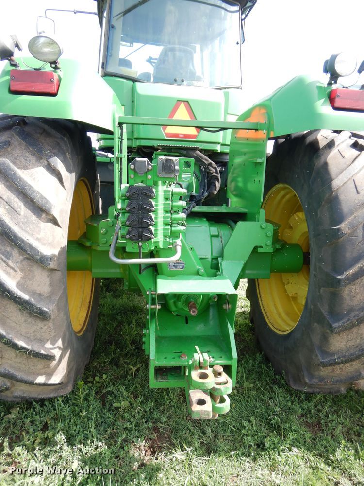 image for item HS9581 2004 John Deere 9220  4WD tractor