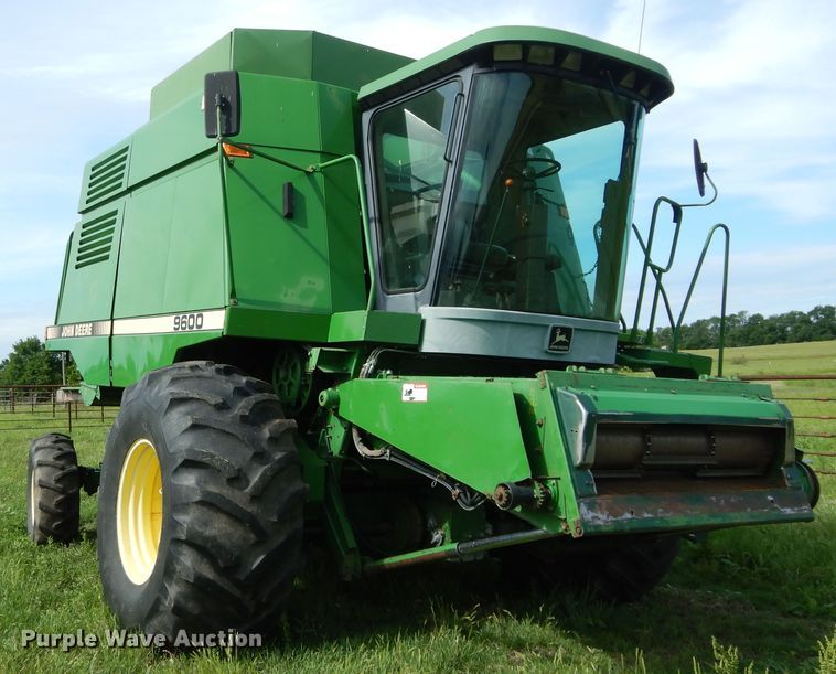 image for item HS9582 1990 John Deere 9600 combine