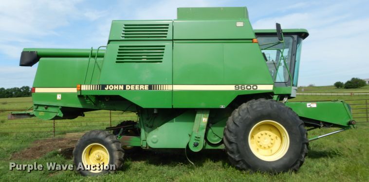 image for item HS9582 1990 John Deere 9600 combine