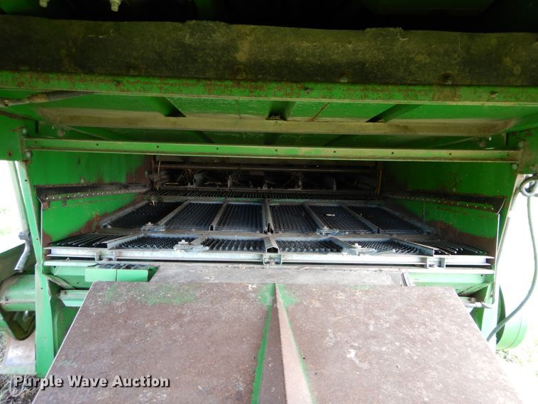 image for item HS9582 1990 John Deere 9600 combine