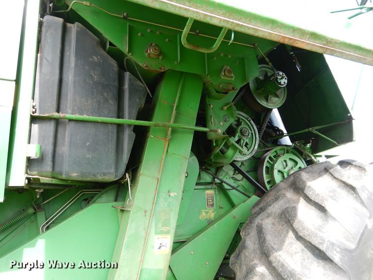 image for item HS9582 1990 John Deere 9600 combine
