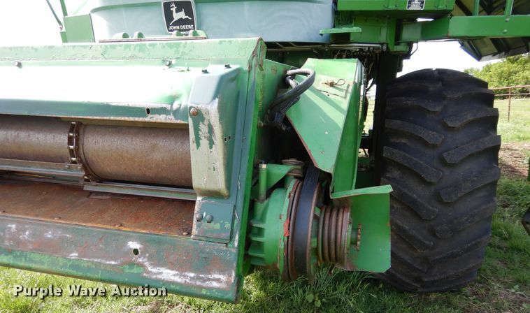 image for item HS9582 1990 John Deere 9600 combine