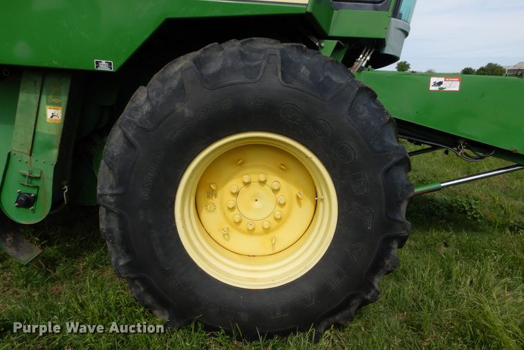 image for item HS9582 1990 John Deere 9600 combine