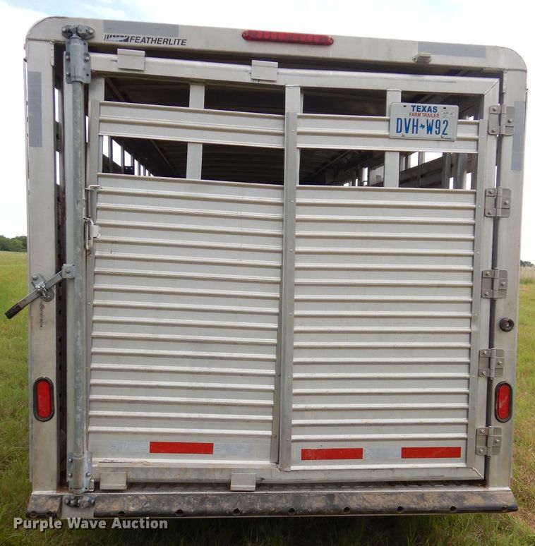image for item HS9653 2005 Featherlite 8127 livestock trailer