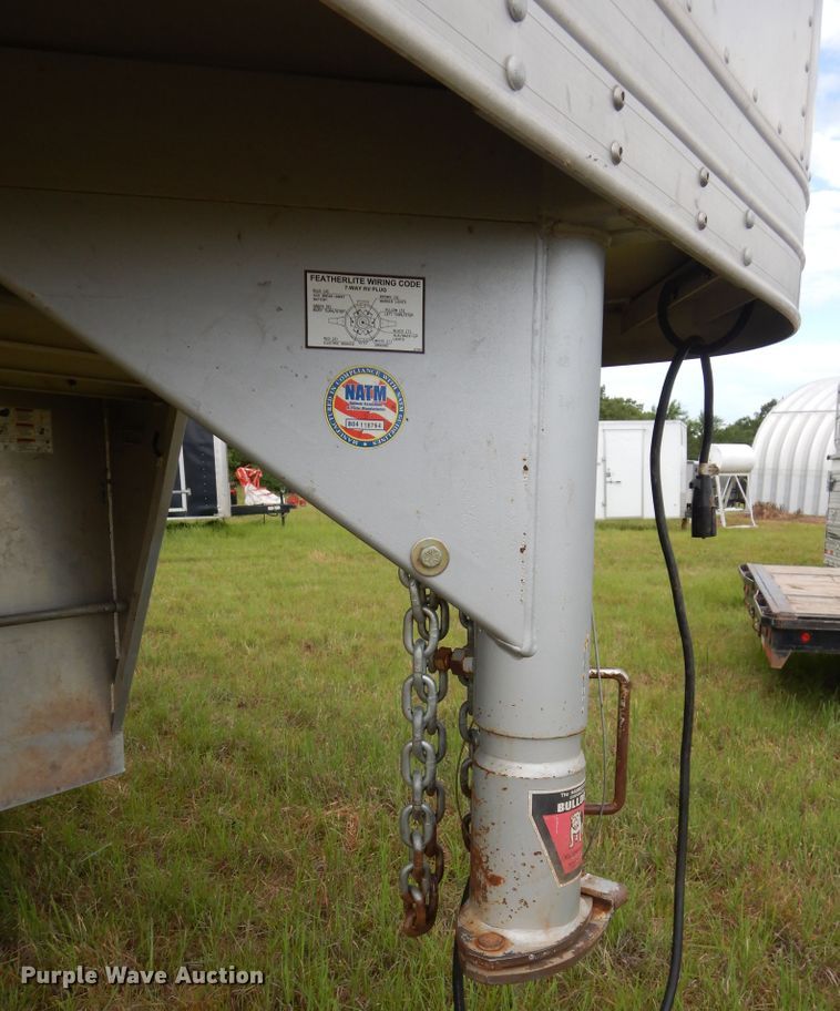 image for item HS9653 2005 Featherlite 8127 livestock trailer