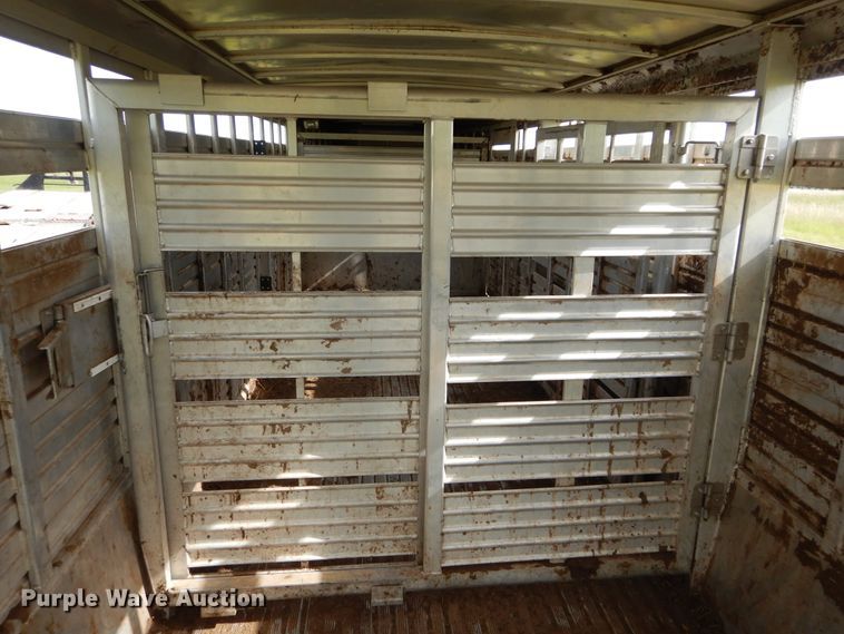 image for item HS9653 2005 Featherlite 8127 livestock trailer