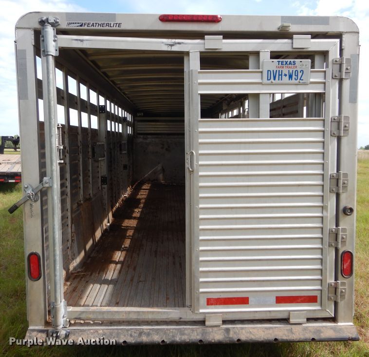 image for item HS9653 2005 Featherlite 8127 livestock trailer
