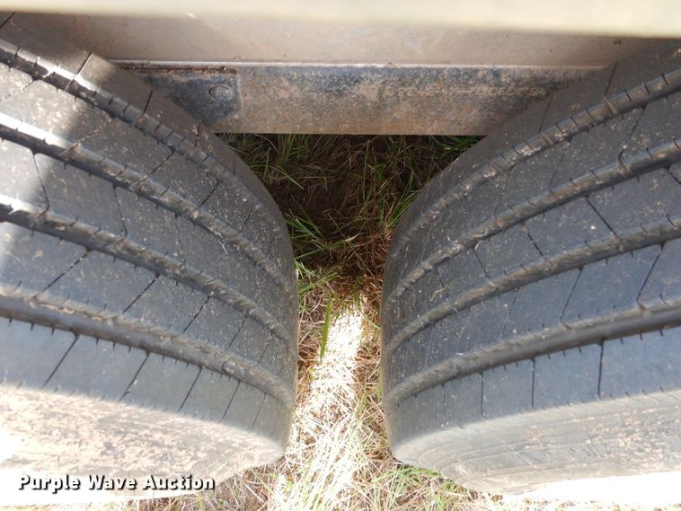 image for item HS9653 2005 Featherlite 8127 livestock trailer