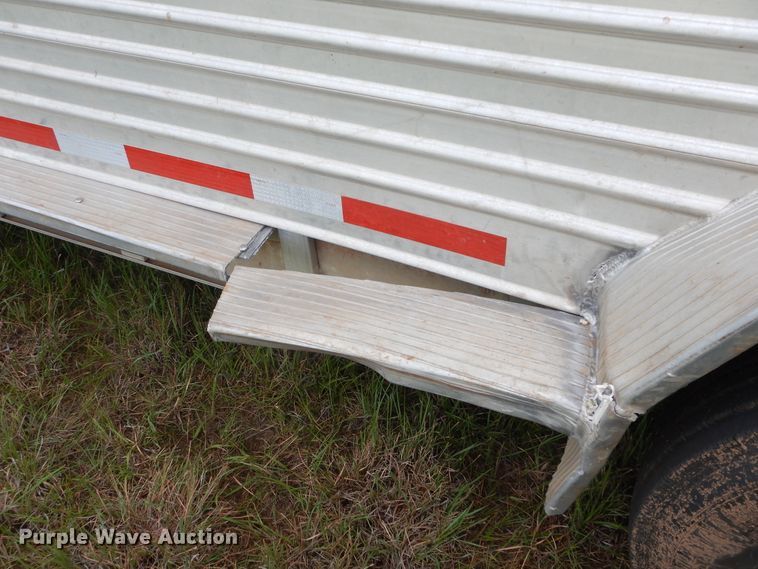 image for item HS9653 2005 Featherlite 8127 livestock trailer
