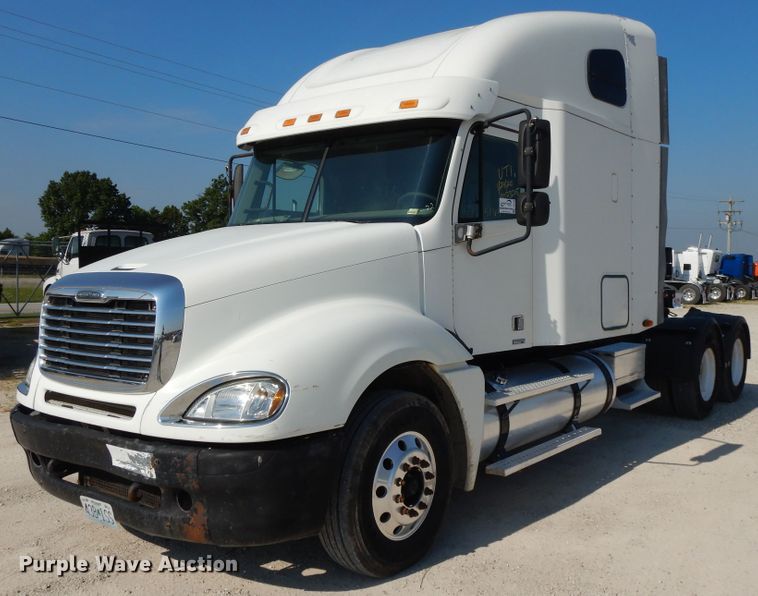 image for item DE5798 2005 Freightliner Columbia  semi truck