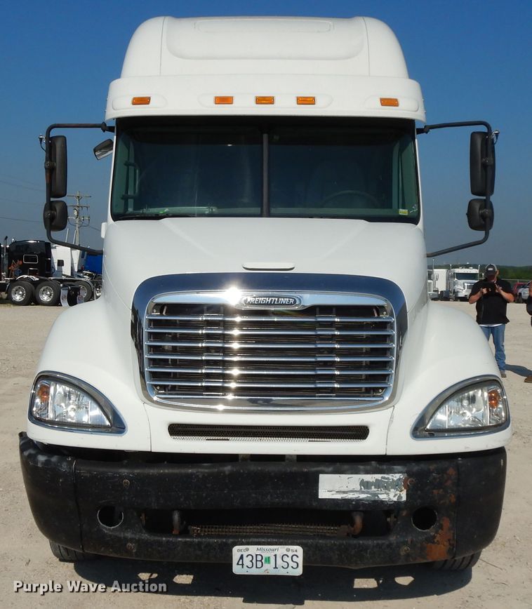 image for item DE5798 2005 Freightliner Columbia  semi truck