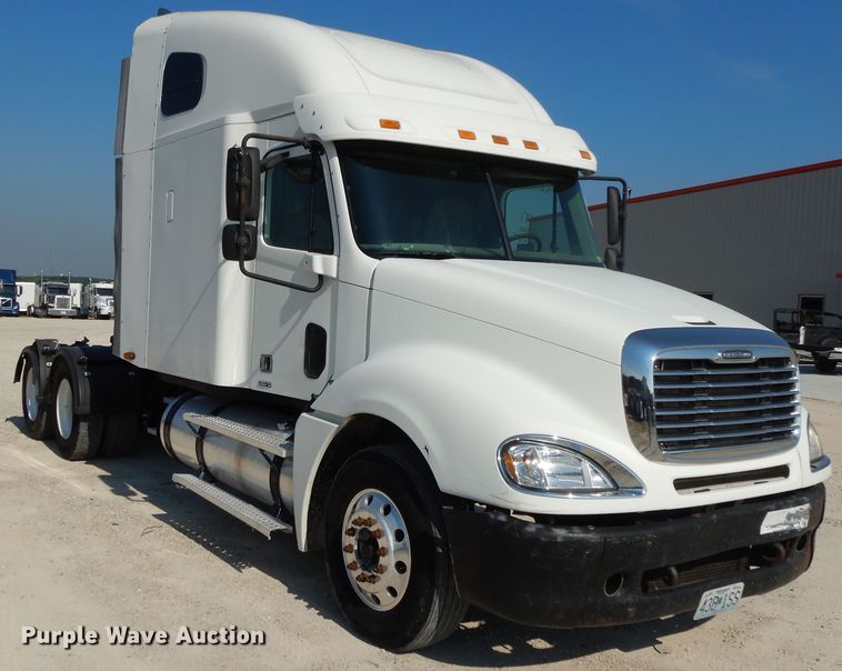 image for item DE5798 2005 Freightliner Columbia  semi truck