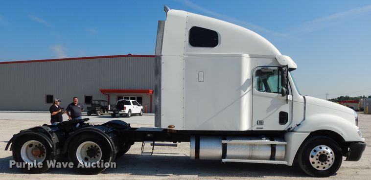 image for item DE5798 2005 Freightliner Columbia  semi truck