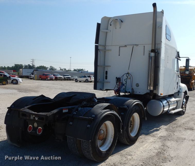 image for item DE5798 2005 Freightliner Columbia  semi truck