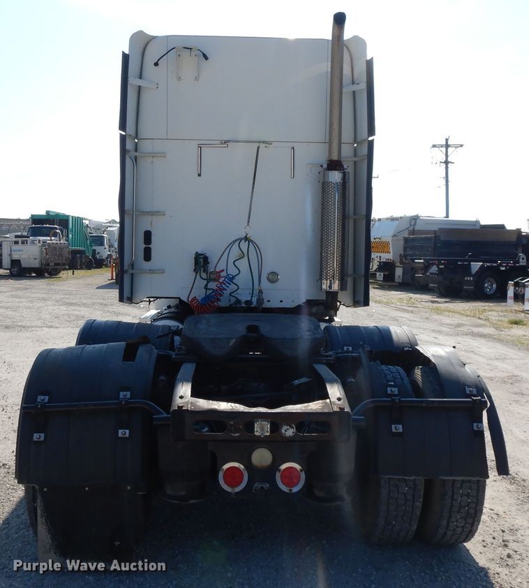 image for item DE5798 2005 Freightliner Columbia  semi truck