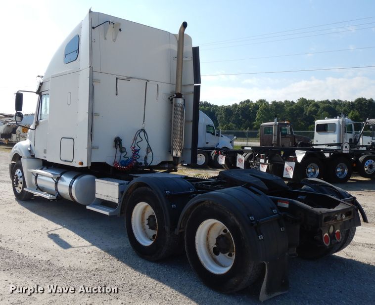 image for item DE5798 2005 Freightliner Columbia  semi truck
