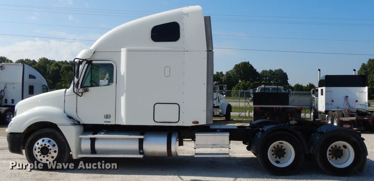 image for item DE5798 2005 Freightliner Columbia  semi truck