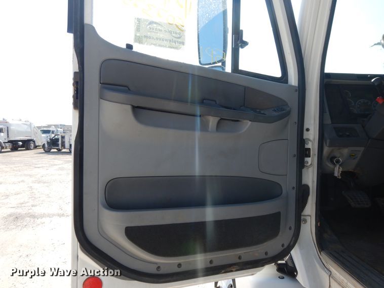 image for item DE5798 2005 Freightliner Columbia  semi truck