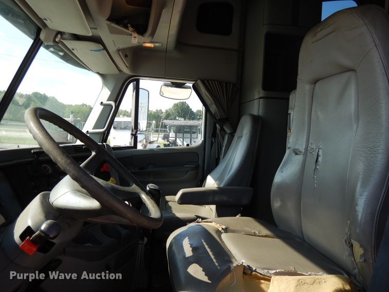 image for item DE5798 2005 Freightliner Columbia  semi truck