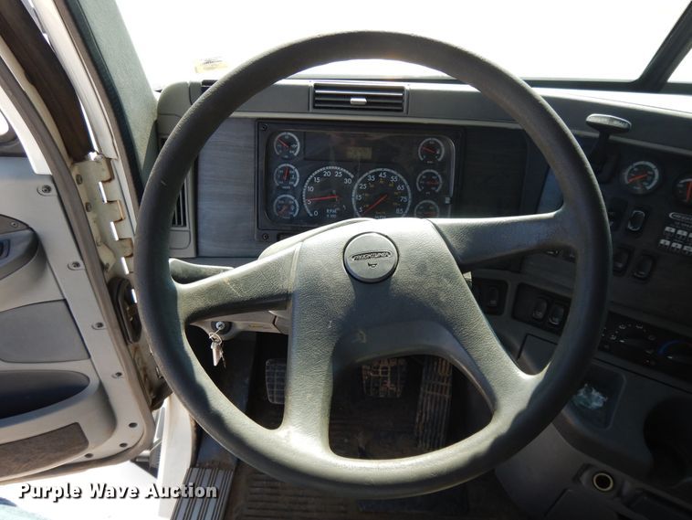 image for item DE5798 2005 Freightliner Columbia  semi truck