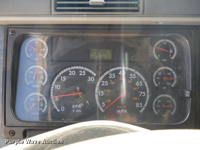 image for item DE5798 2005 Freightliner Columbia  semi truck