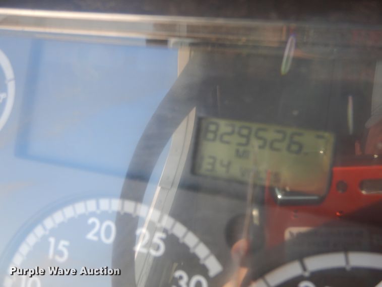 image for item DE5798 2005 Freightliner Columbia  semi truck