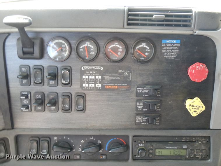 image for item DE5798 2005 Freightliner Columbia  semi truck