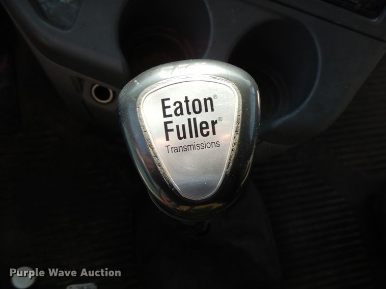 image for item DE5798 2005 Freightliner Columbia  semi truck