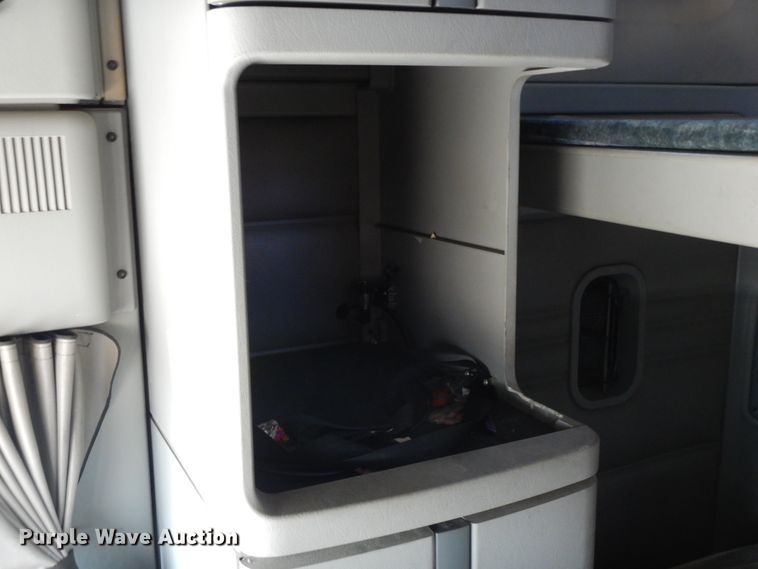 image for item DE5798 2005 Freightliner Columbia  semi truck