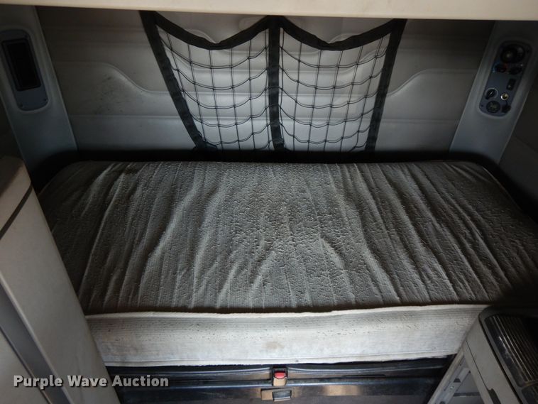 image for item DE5798 2005 Freightliner Columbia  semi truck