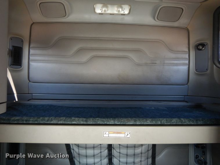 image for item DE5798 2005 Freightliner Columbia  semi truck