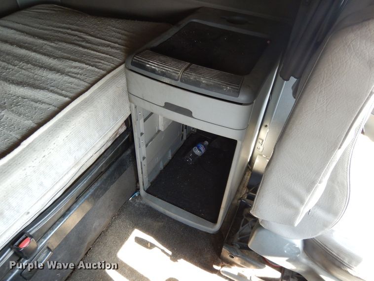 image for item DE5798 2005 Freightliner Columbia  semi truck