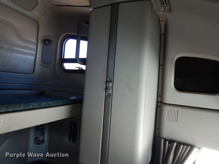 image for item DE5798 2005 Freightliner Columbia  semi truck