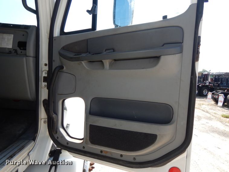 image for item DE5798 2005 Freightliner Columbia  semi truck