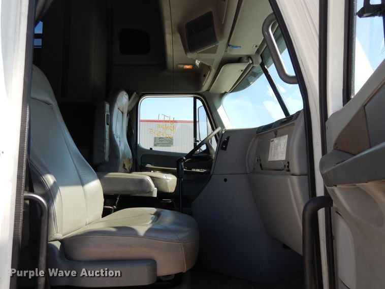 image for item DE5798 2005 Freightliner Columbia  semi truck