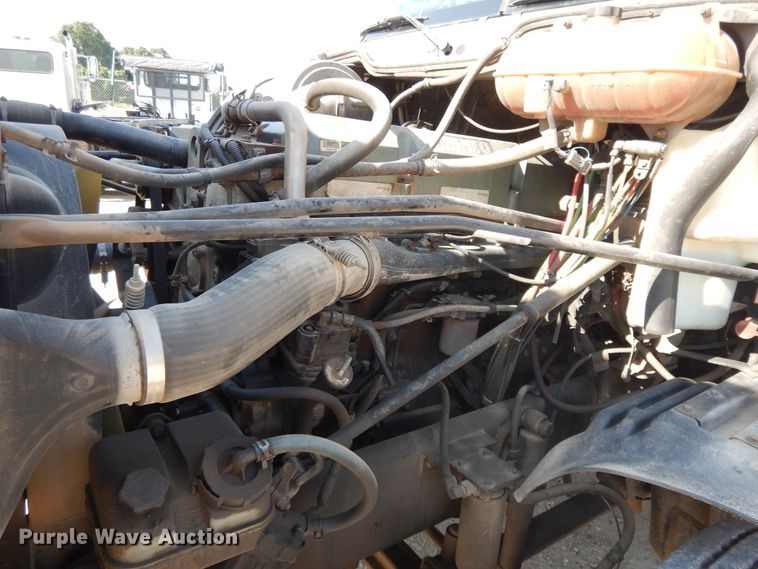 image for item DE5798 2005 Freightliner Columbia  semi truck