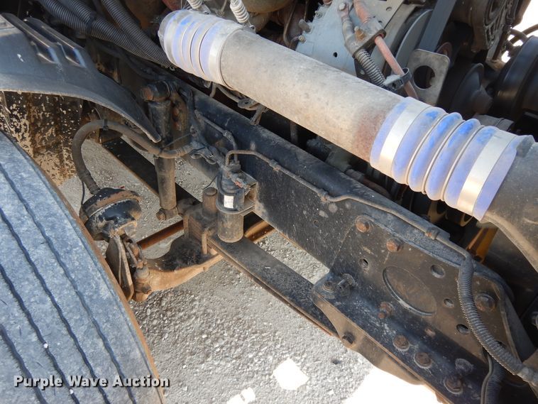 image for item DE5798 2005 Freightliner Columbia  semi truck