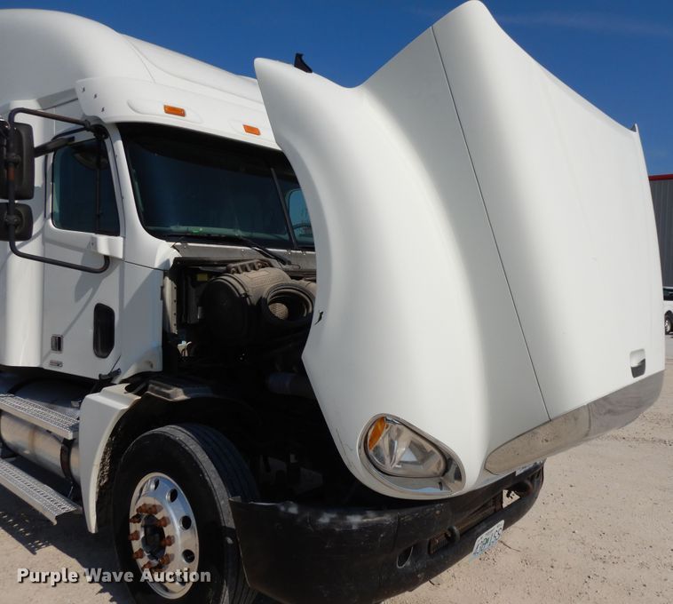 image for item DE5798 2005 Freightliner Columbia  semi truck