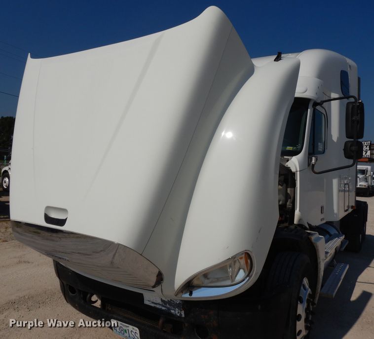 image for item DE5798 2005 Freightliner Columbia  semi truck