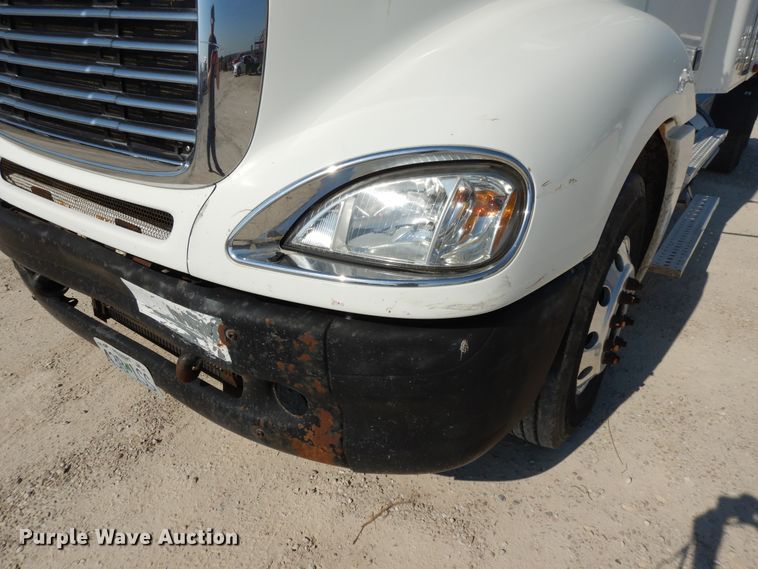 image for item DE5798 2005 Freightliner Columbia  semi truck