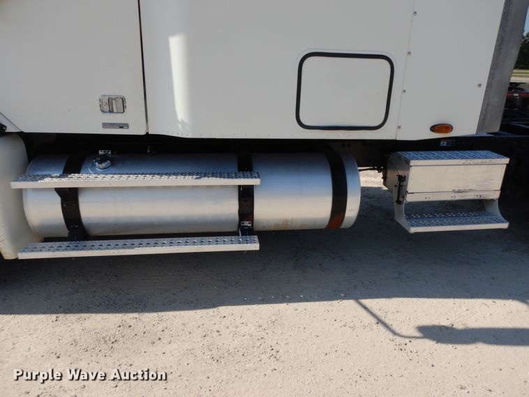 image for item DE5798 2005 Freightliner Columbia  semi truck