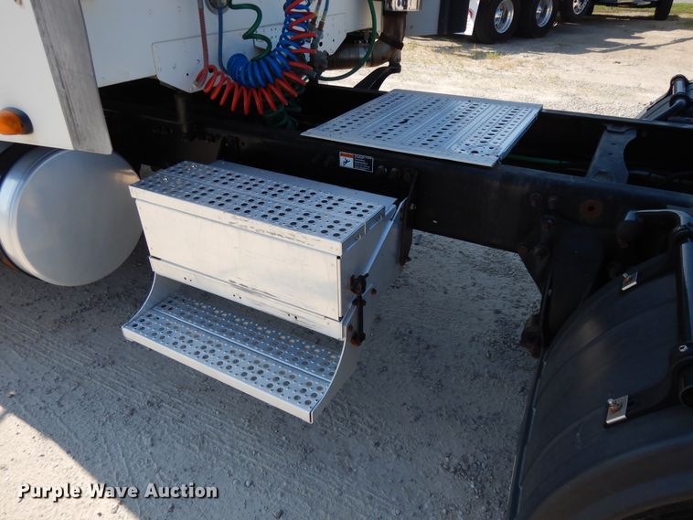 image for item DE5798 2005 Freightliner Columbia  semi truck