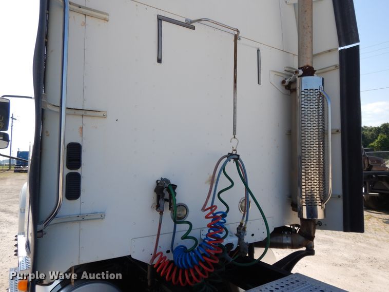 image for item DE5798 2005 Freightliner Columbia  semi truck