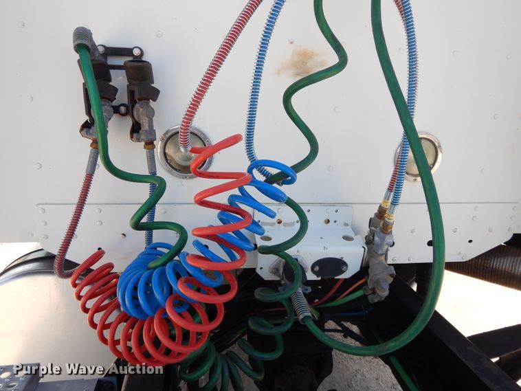 image for item DE5798 2005 Freightliner Columbia  semi truck