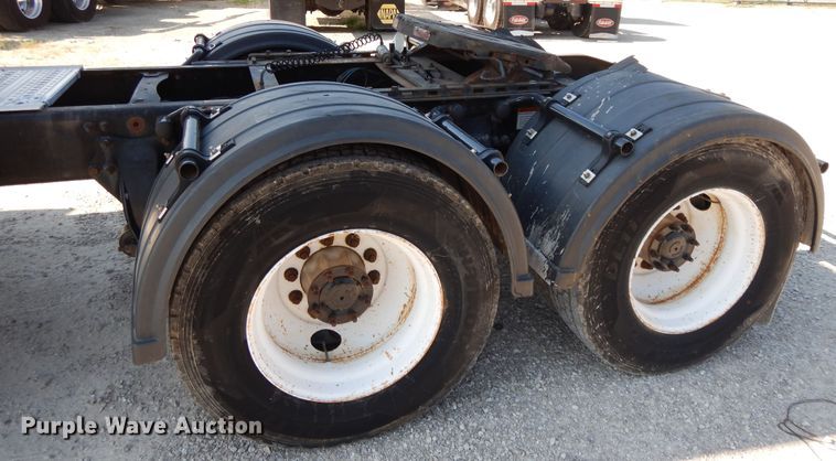 image for item DE5798 2005 Freightliner Columbia  semi truck