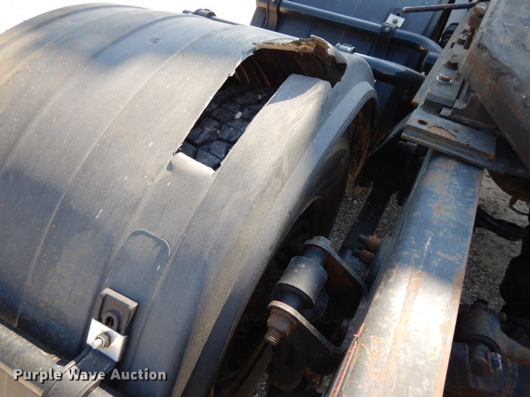 image for item DE5798 2005 Freightliner Columbia  semi truck