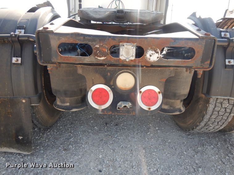 image for item DE5798 2005 Freightliner Columbia  semi truck