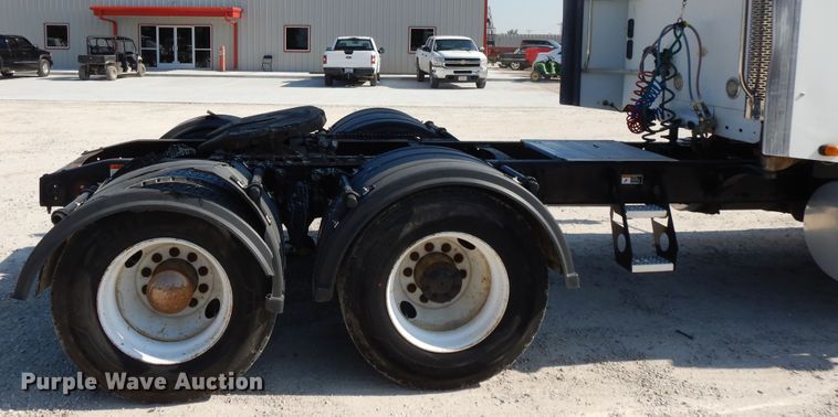 image for item DE5798 2005 Freightliner Columbia  semi truck