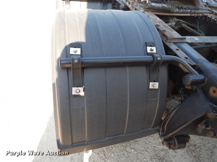 image for item DE5798 2005 Freightliner Columbia  semi truck